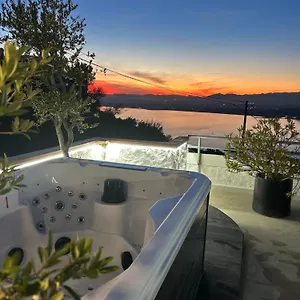 Appartement Duplex Avec Terrasse Magnifique Jacuzzi Vue, Roses
